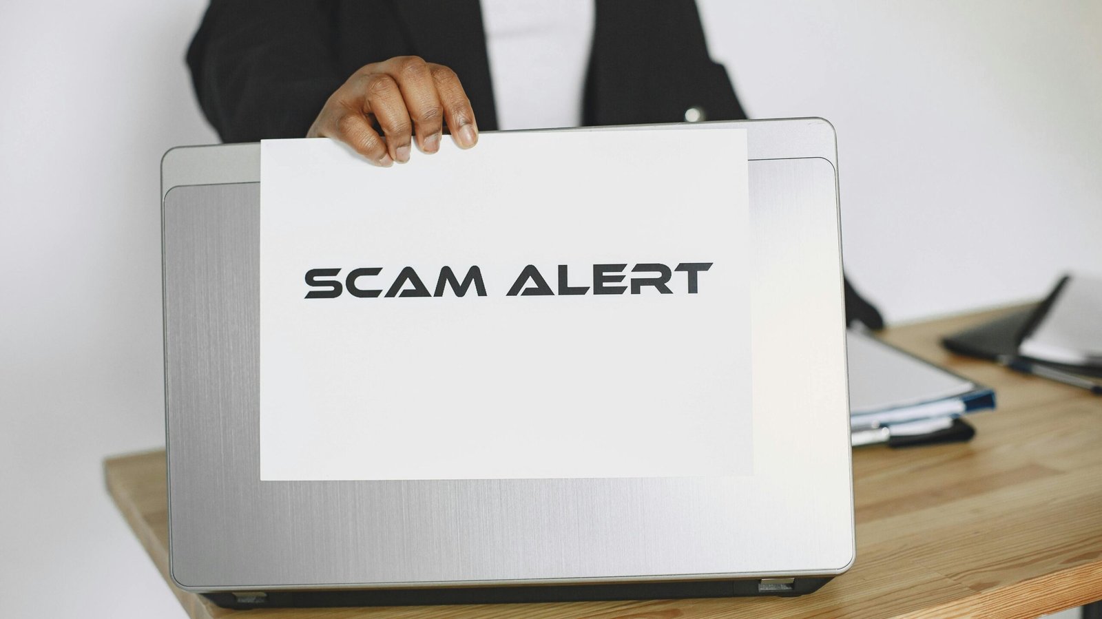 Klik Sembarangan, Uang Melayang: Kenali Modus Penipuan Finansial!